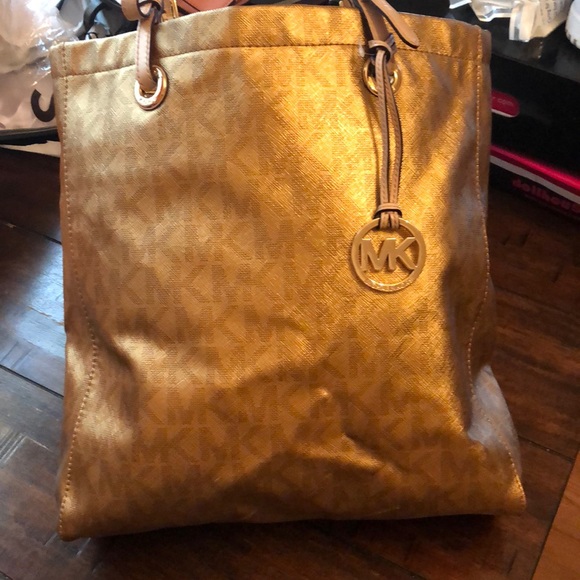 Miacheal Kors - Picture 1 of 8